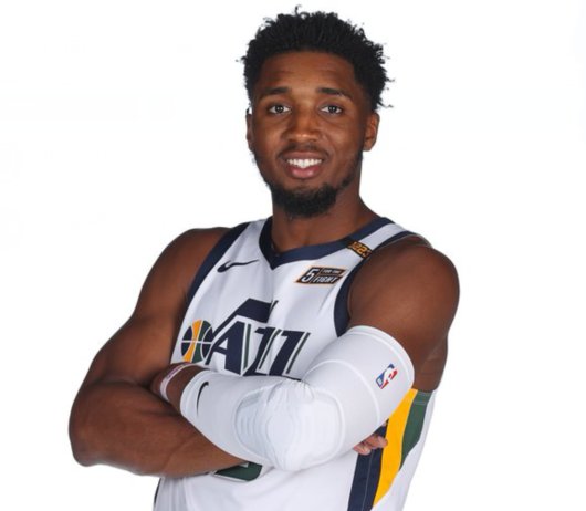 大反扑！湖人最多落后13分：詹姆斯10+7带队反超，东契奇9中2.